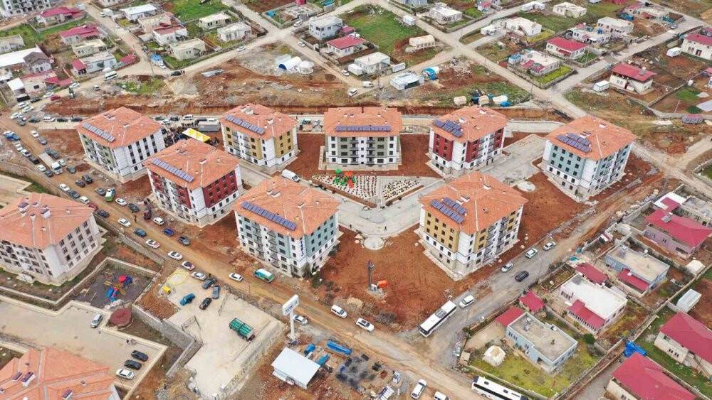 Depremde yerle bir olan yerde kuralar ile evler verilmeye başlandı