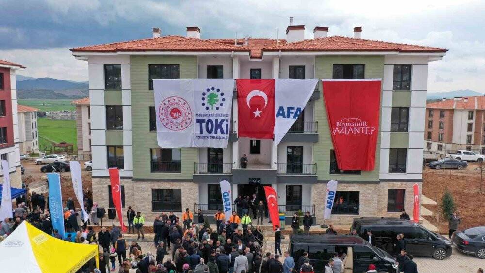 Depremde yerle bir olan yerde kuralar ile evler verilmeye başlandı