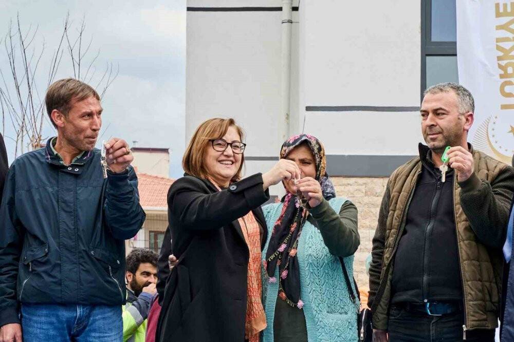 Depremde yerle bir olan yerde kuralar ile evler verilmeye başlandı