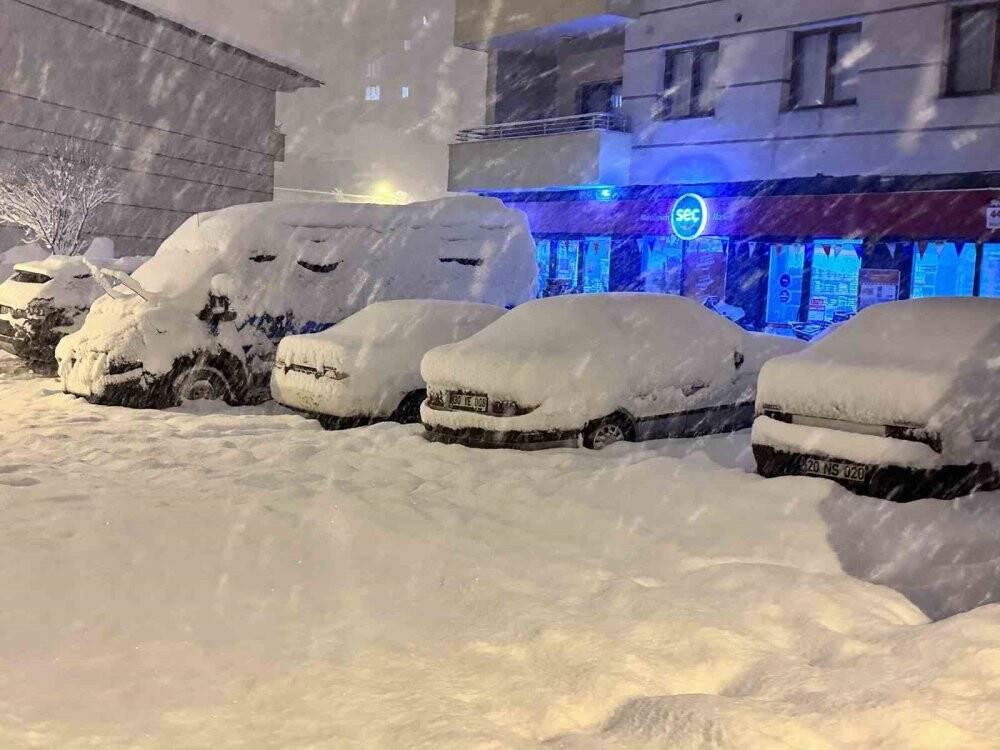 Yüksekova’da lapa lapa kar yağışı