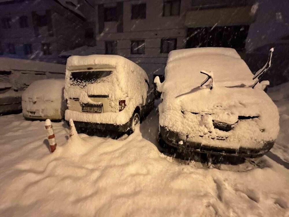 Yüksekova’da lapa lapa kar yağışı