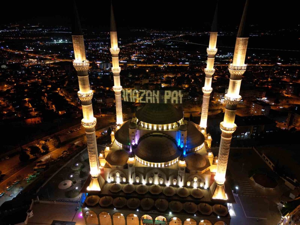Abdülhamit Han Camii, Ramazan’da görenleri mest ediyor