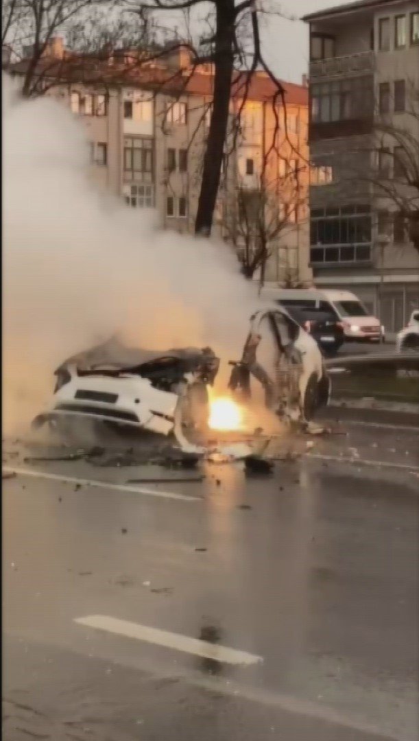 Tesla Türkiye'de kazada savruldu, alev aldı
