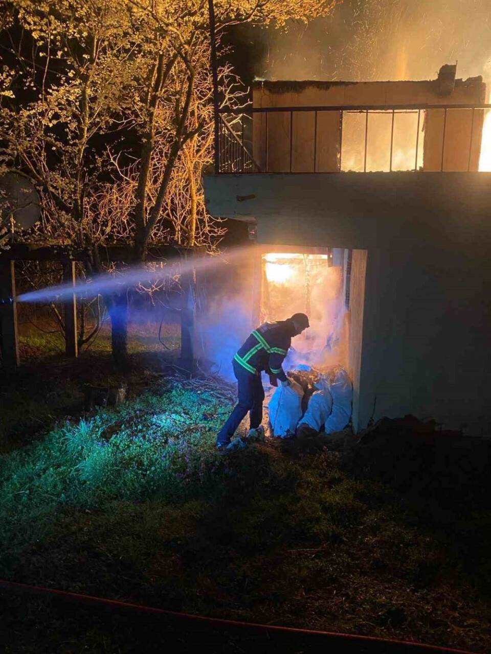 Evinde yangın çıkan şehit annesi yaralandı