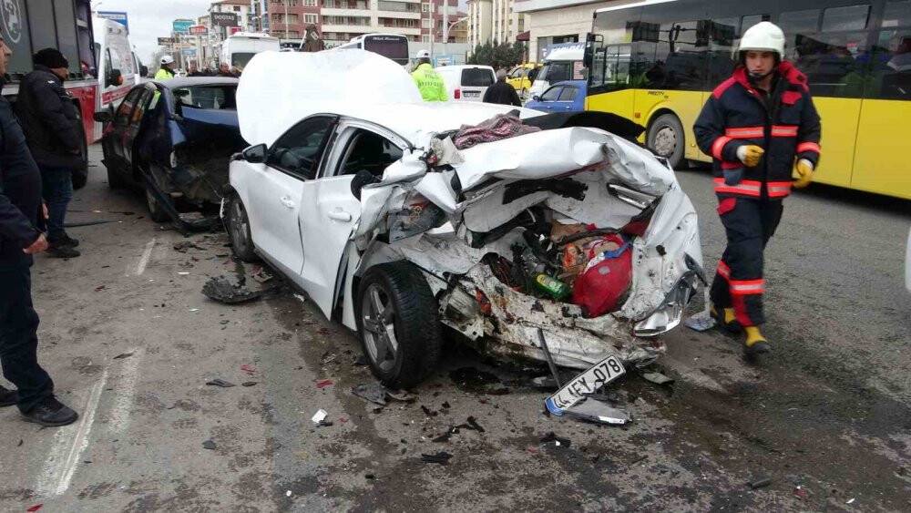 Zincirleme kazada ortalık savaş alanına döndü: 1’i ağır 5 yaralı