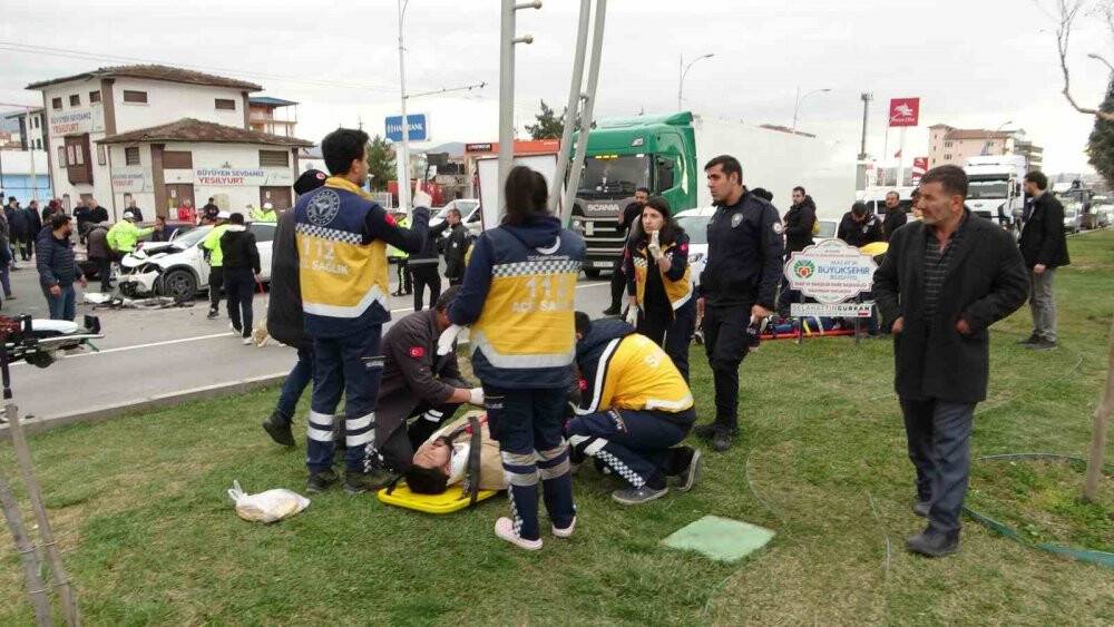 Zincirleme kazada ortalık savaş alanına döndü: 1’i ağır 5 yaralı