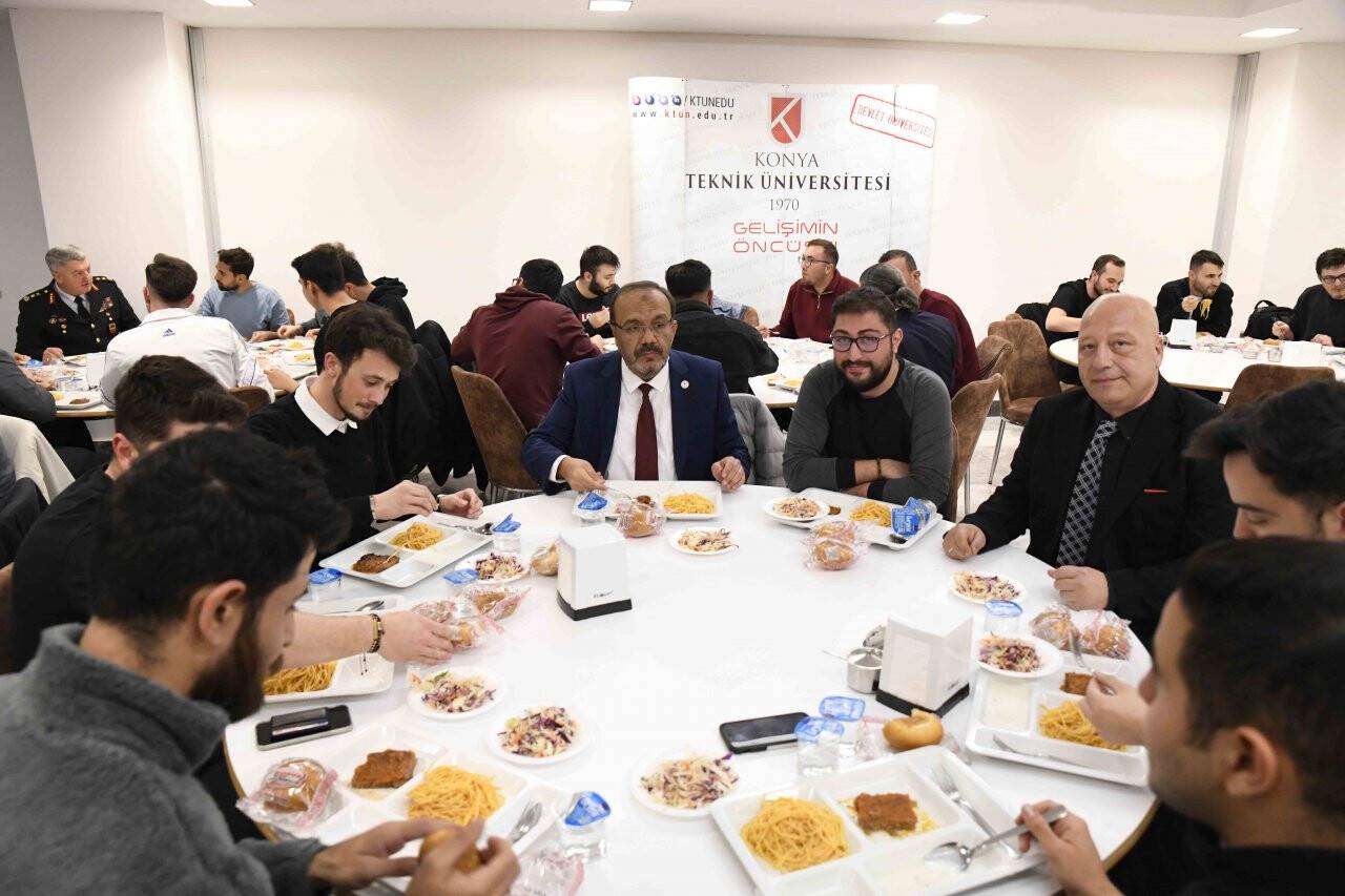 konya-teknik-universitesi-ktunnde-ogrencilerle-ile-iftar-yemegi-8.jpg