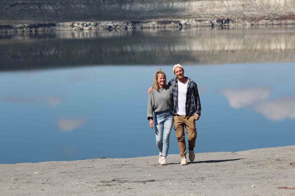 Karavanla Türkiye turuna çıkan Alman çift, Meke Gölü’nde mola verdi