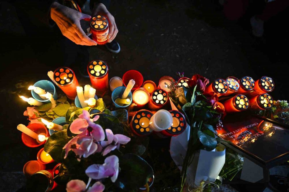 Rusya’daki konser saldırısında ölenler çiçeklerle anılıyor