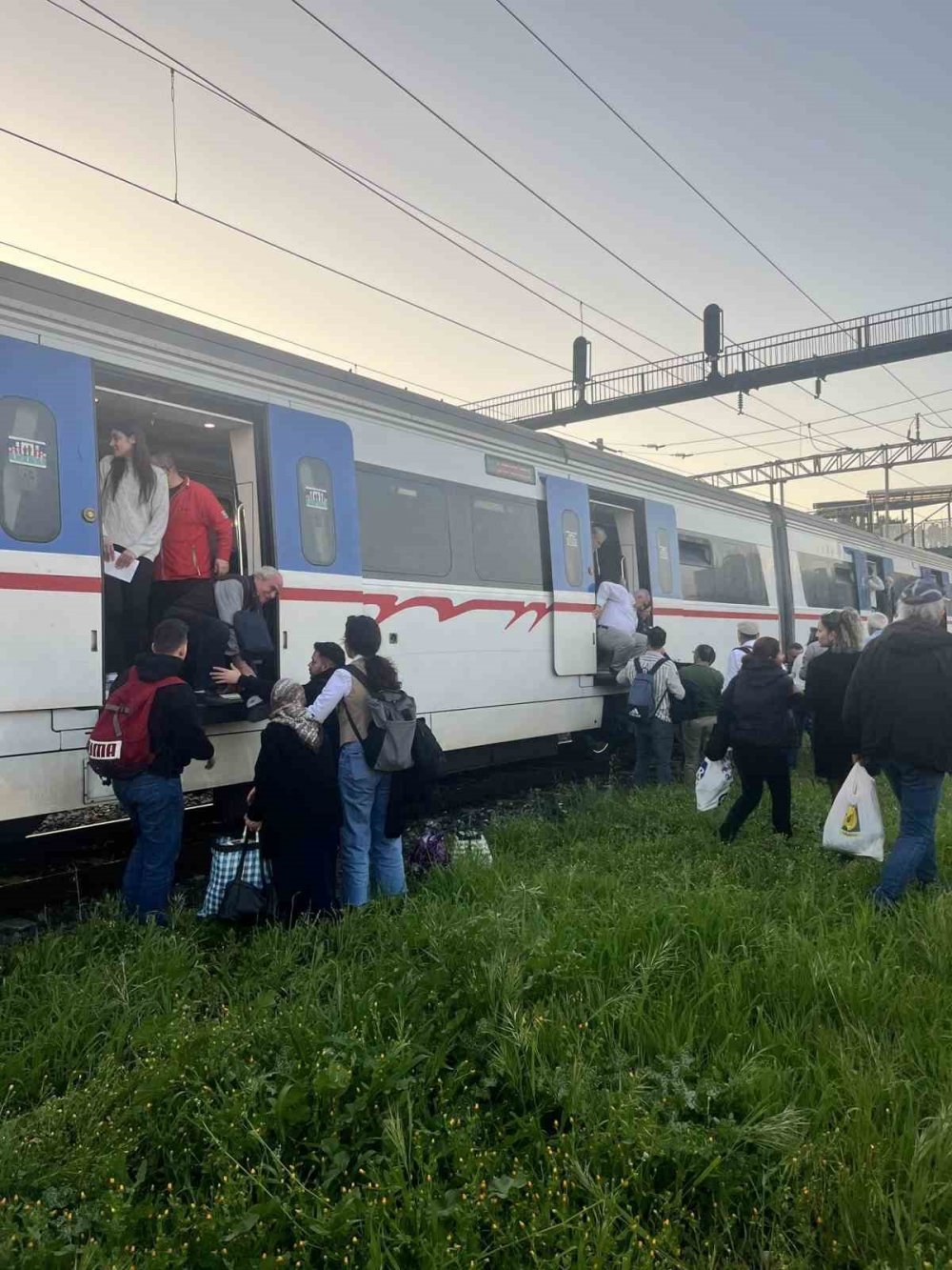 İzmir'de yolcular raylarda yürüyerek ilerledi