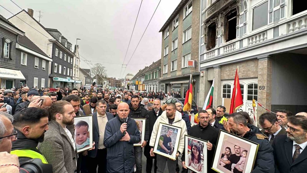Almanya’da yüzlerce kişi kundaklanan Türk aile için yürüdü