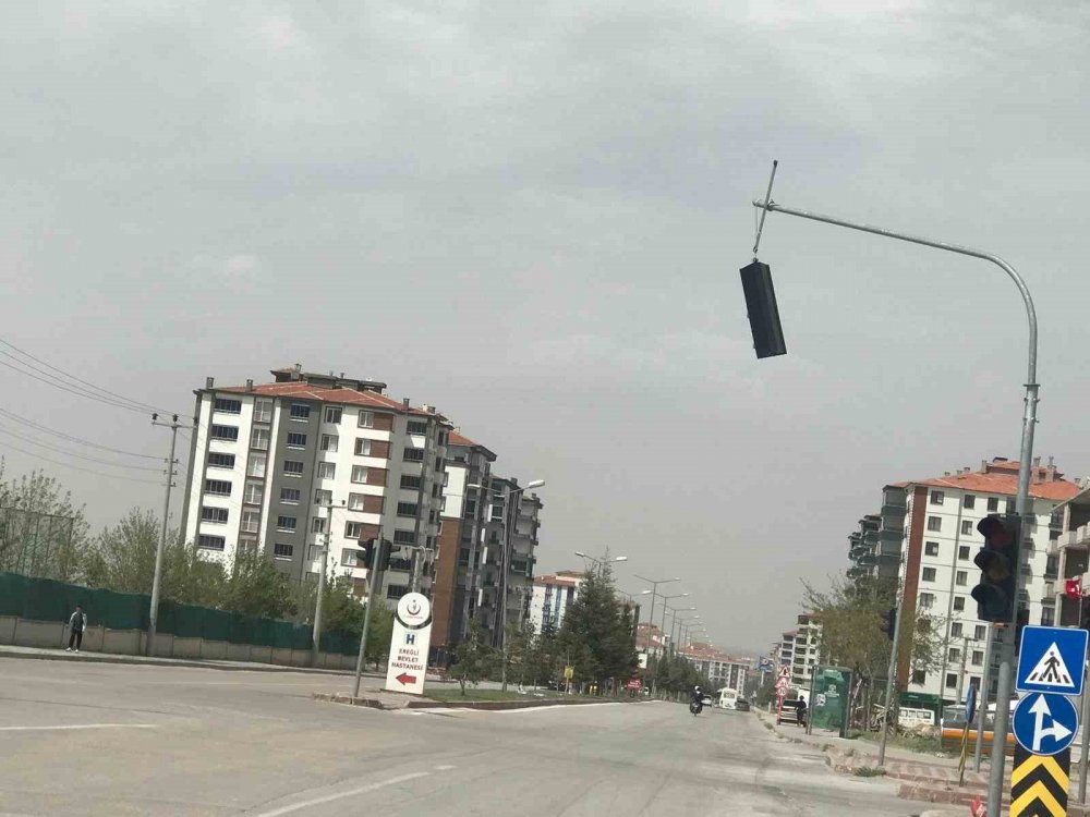 Konya'da ağaç cipin üzerine devrildi, çatılar uçtu