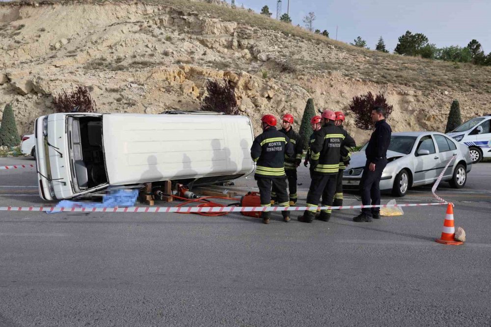 Konya'da sürücüsünün altında kaldığı kaza anı kamerada