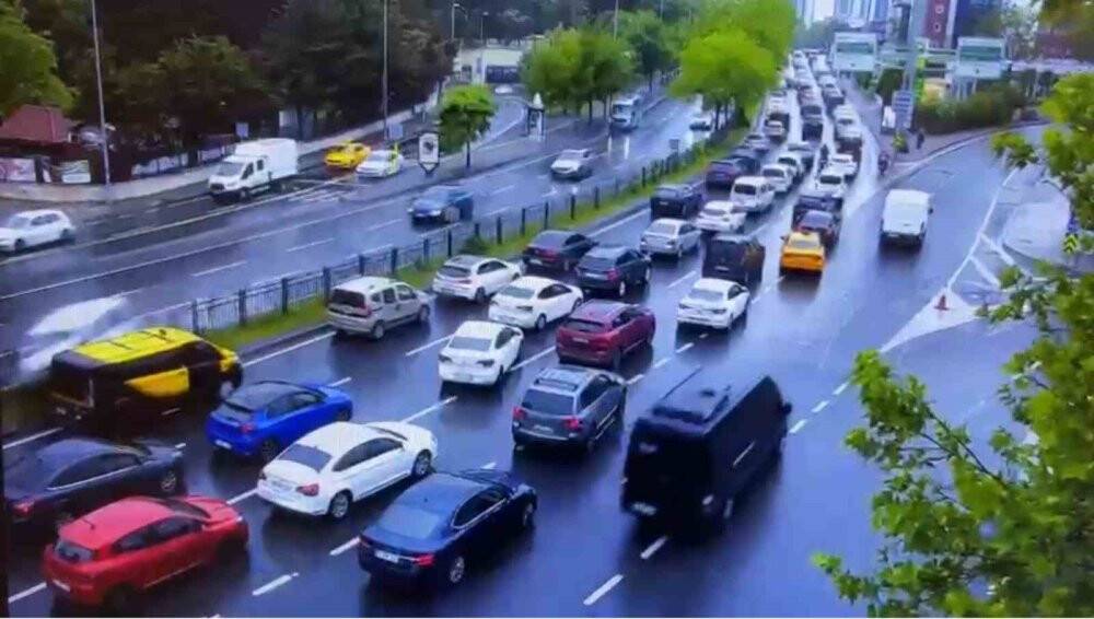 Beşiktaş’ta 8 aracın karıştığı feci kazanın görüntüleri ortaya çıktı: Araç karşı yöne böyle uçtu