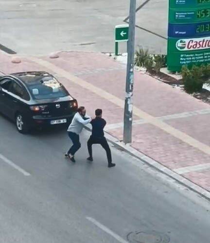 Tartıştığı sürücüyü yere yatırıp defalarca yumrukladı (VİDEO&HABER)