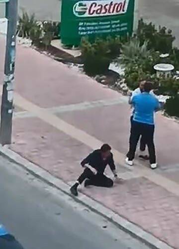 Tartıştığı sürücüyü yere yatırıp defalarca yumrukladı (VİDEO&HABER)