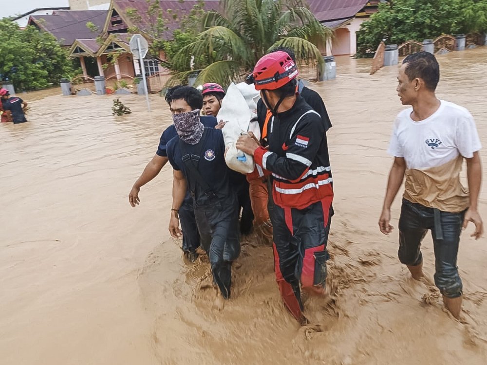 Endonezya’da sel ve heyelan faciası: 15 ölü