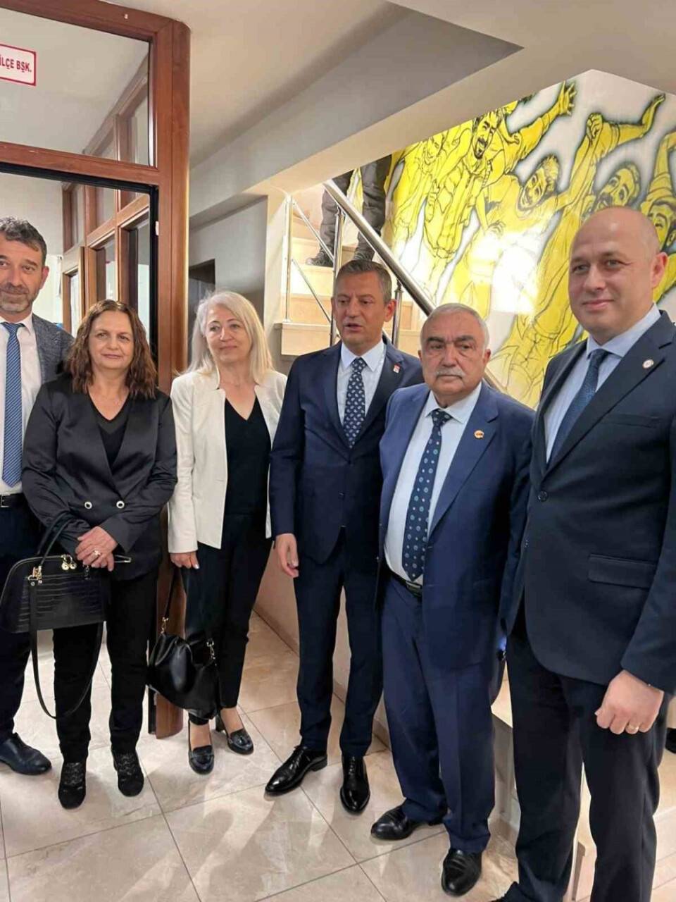 Özgür Özel’den eş dost atamalarına tepkİ: "Ufak tefek atama hataları..."