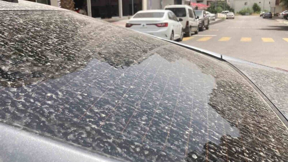 Mersin’i toz bulutu kapladı, araçlar çamura bulandı