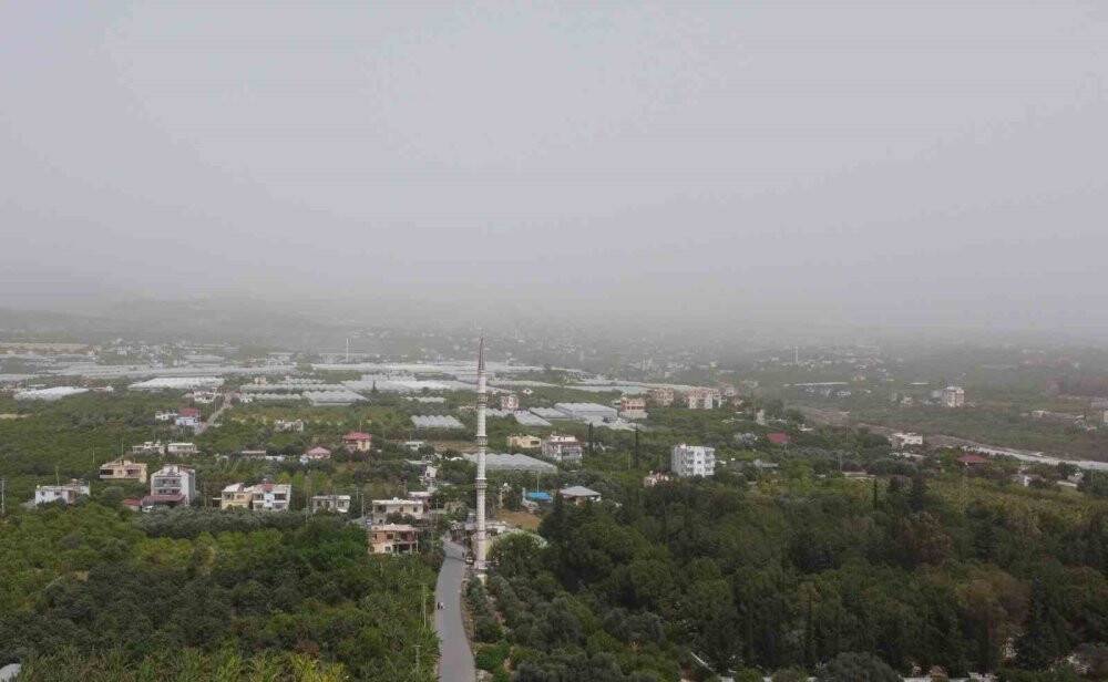 Mersin’i toz bulutu kapladı, araçlar çamura bulandı