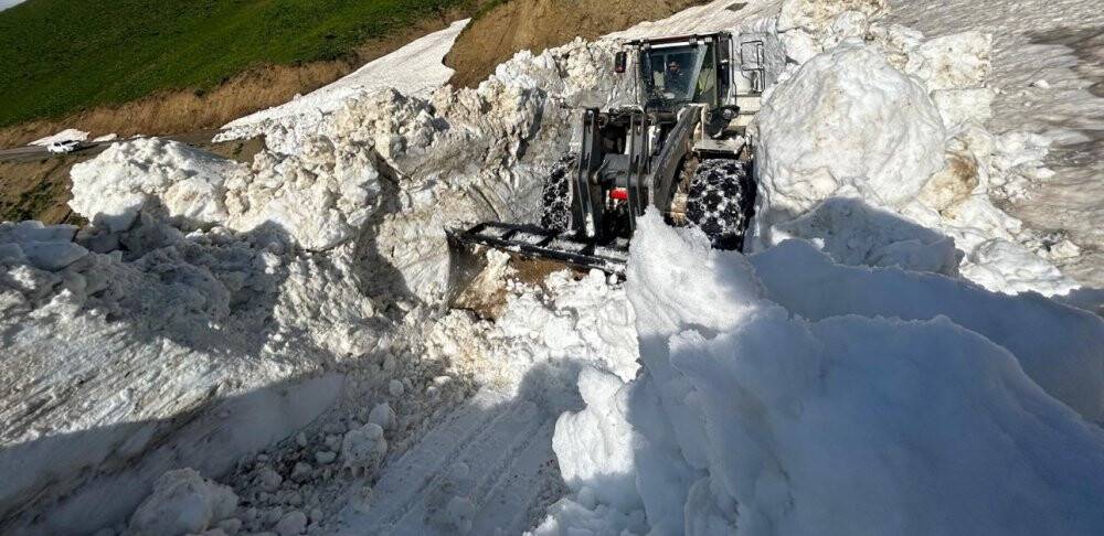 Yüksekova’da 5 metre yüksekliğindeki kar tünelleri şaşırttı