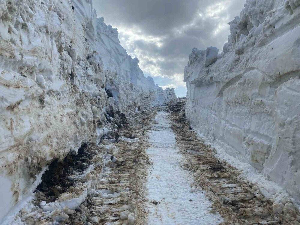Yüksekova’da 5 metre yüksekliğindeki kar tünelleri şaşırttı
