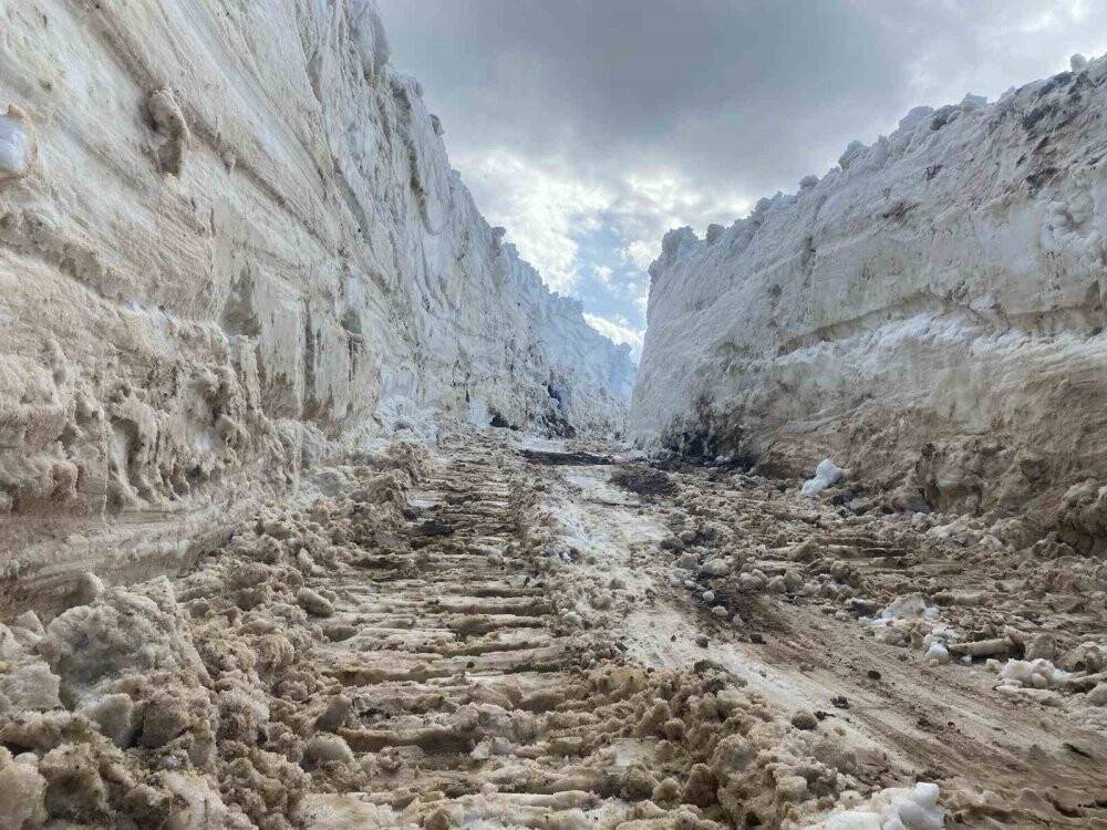 Yüksekova’da 5 metre yüksekliğindeki kar tünelleri şaşırttı