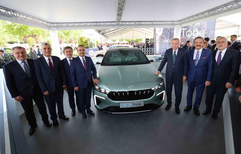 Cumhurbaşkanı Erdoğan, Togg’un sedan modeli T10F’nin direksiyonuna geçti
