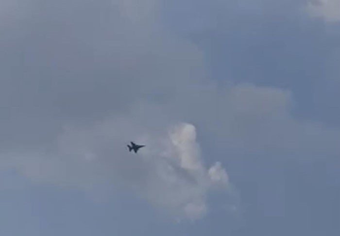 F-16 sesiyle deprem korkusuna kapılan esnafın emekleyerek kaçmaya çalıştığı anlar kamerada