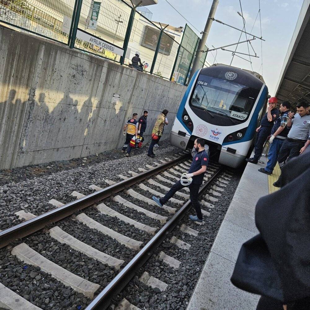 Marmaray’da bir kişi raylara atlayarak intihar etti