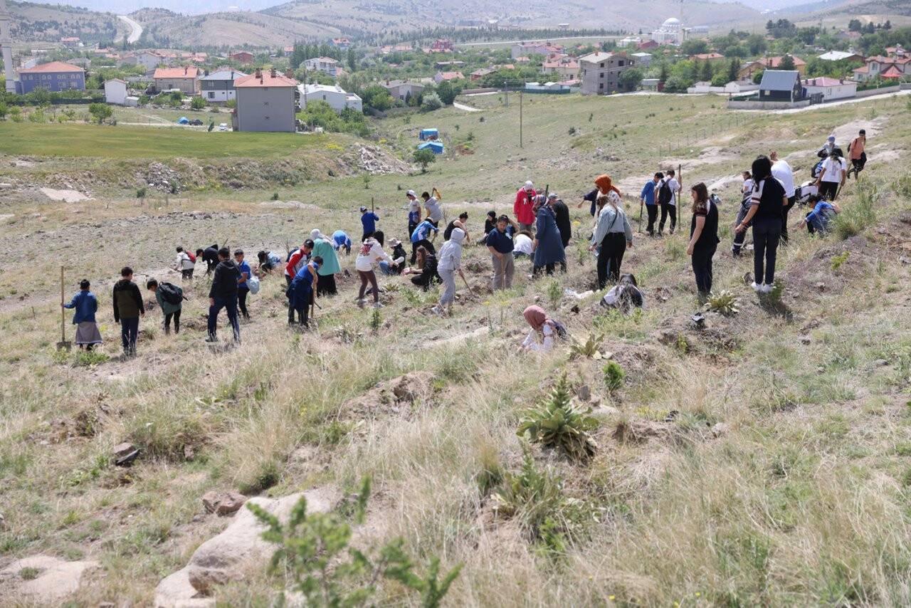 cevre-gonulluleri-fidan-dikimi-etkinligi-8.jpg