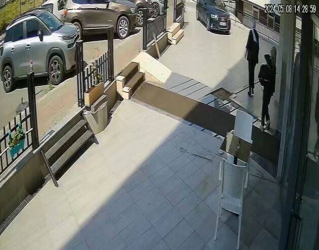 2 kadın hırsız altın dolu kasayı alıp götürdü