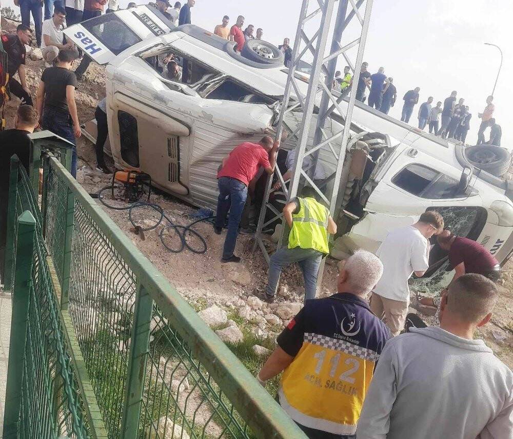 Kütahya’da yolcu minibüsü devrildi: 13 kişi yaralandı