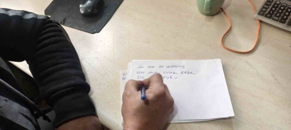 3. sınıftan sonra okulu bıraktı ama İngilizceyi ana dili gibi konuşuyor