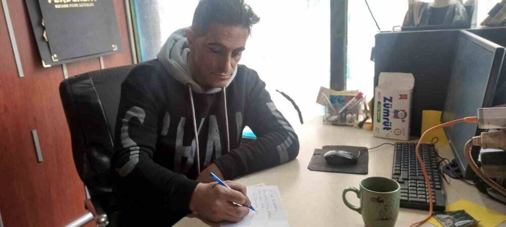 3. sınıftan sonra okulu bıraktı ama İngilizceyi ana dili gibi konuşuyor