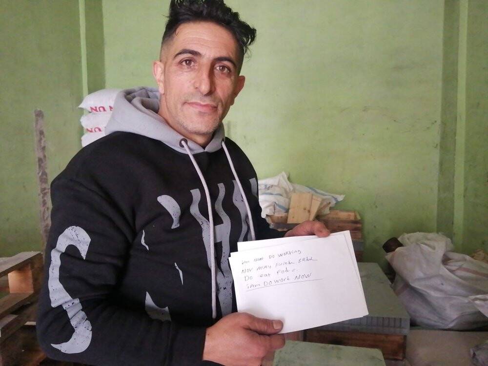 3. sınıftan sonra okulu bıraktı ama İngilizceyi ana dili gibi konuşuyor