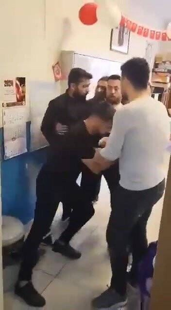 Veli öğrenci dolu sınıfı bastı: O anlar kamerada