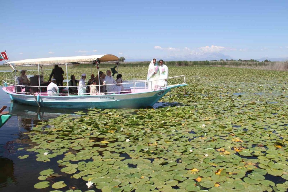 Bangladeşliler Konya’da erik dalı oynadı