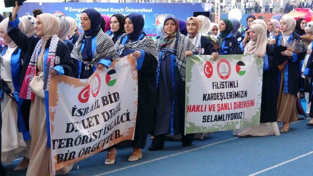 43 yaşında üniversiteyi birincilikle bitirdi