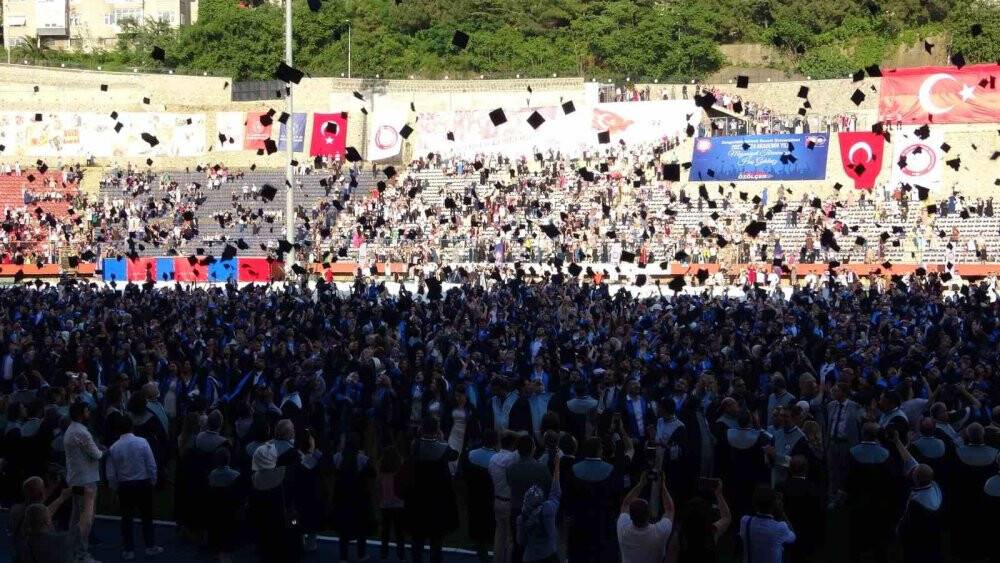 43 yaşında üniversiteyi birincilikle bitirdi