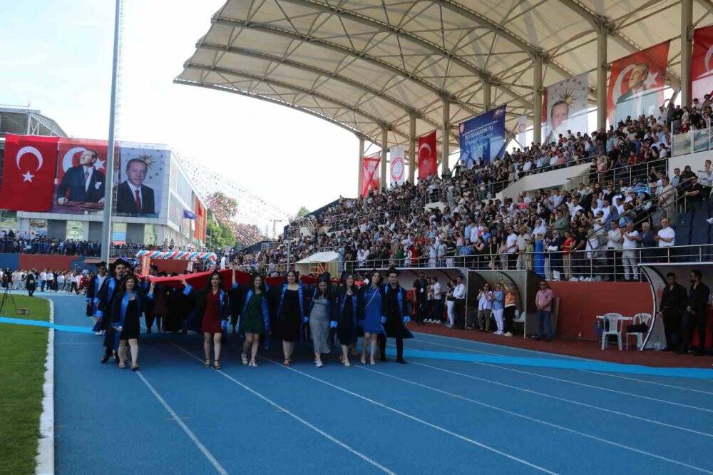 43 yaşında üniversiteyi birincilikle bitirdi