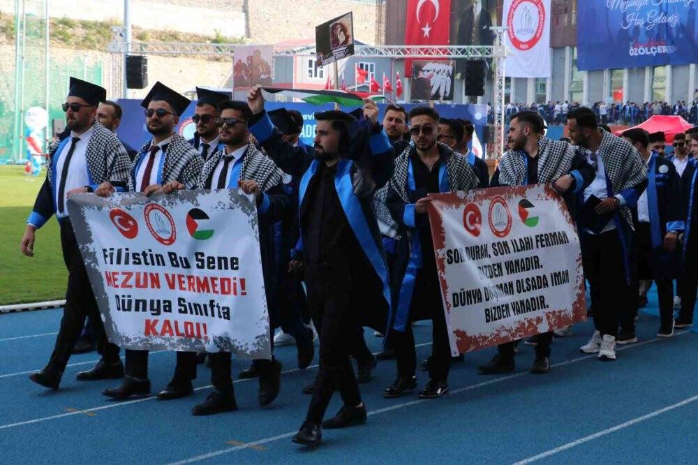 43 yaşında üniversiteyi birincilikle bitirdi