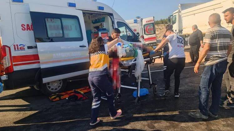 Kilis’te hafriyat kamyonu ticari taksi ile çarpıştı: 2 ölü, 8 ağır yaralı