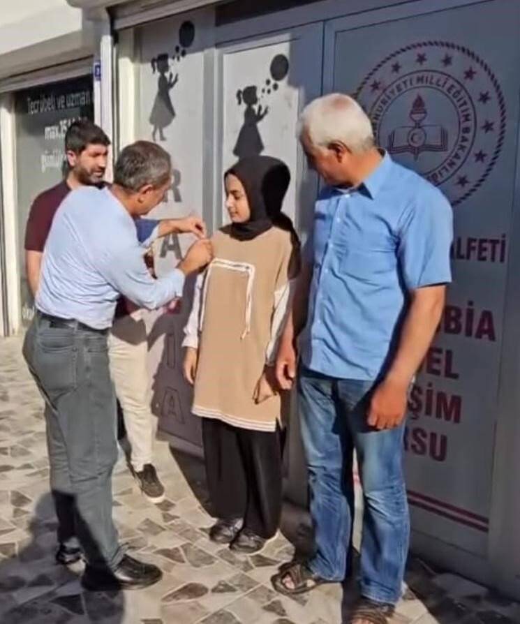 Şanlıurfa’da tüm soruları yanlış cevaplayarak 6 trilyonda1 ihtimali gerçekleştiren öğrenciye altın ödüllü verildi