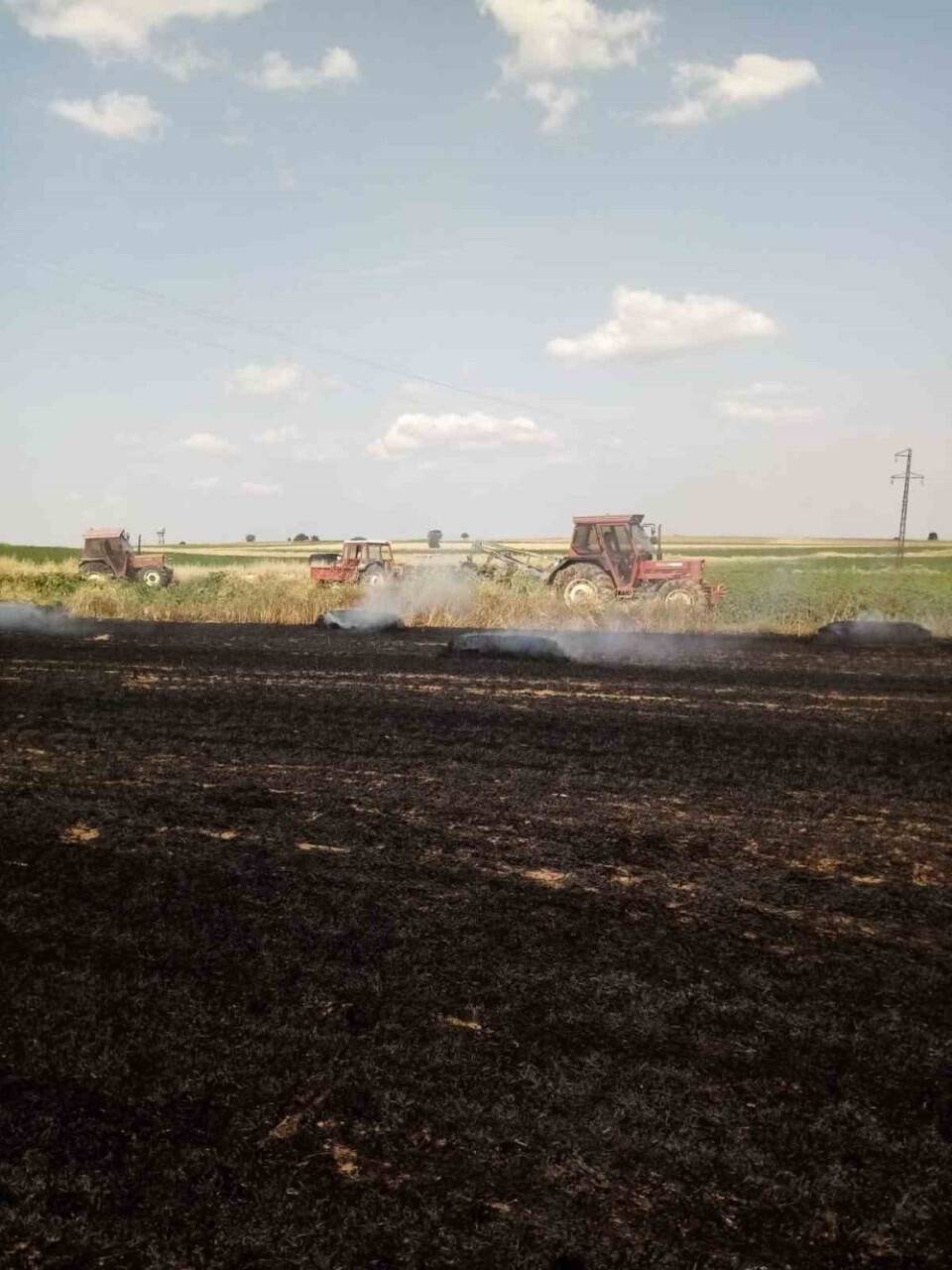 İpsala’da bir gün arayla 130 dönüm buğday ile 250 ot balyası yandı