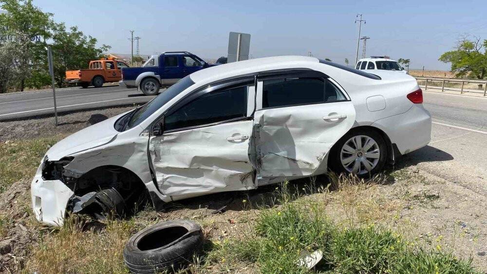 Konya’da iki otomobil çarpıştı