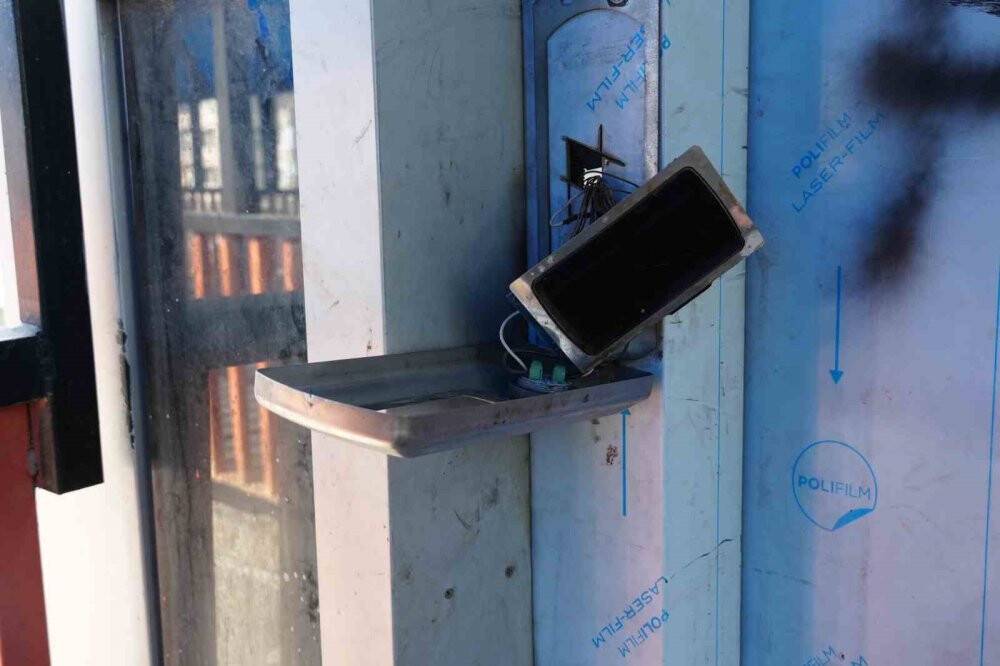 Üst geçit asansörlerine saldırdılar