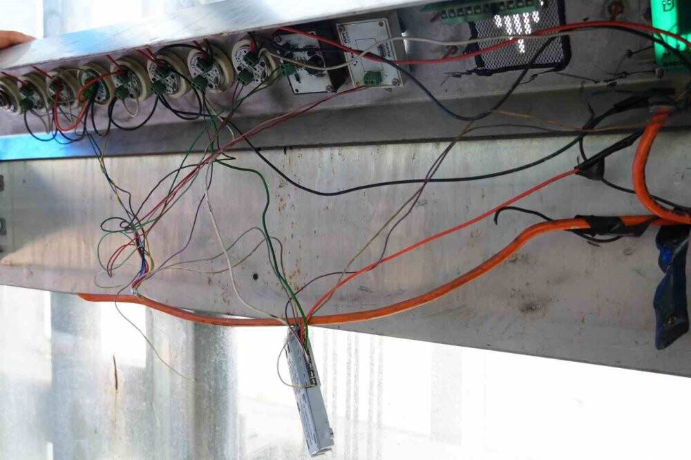 Üst geçit asansörlerine saldırdılar