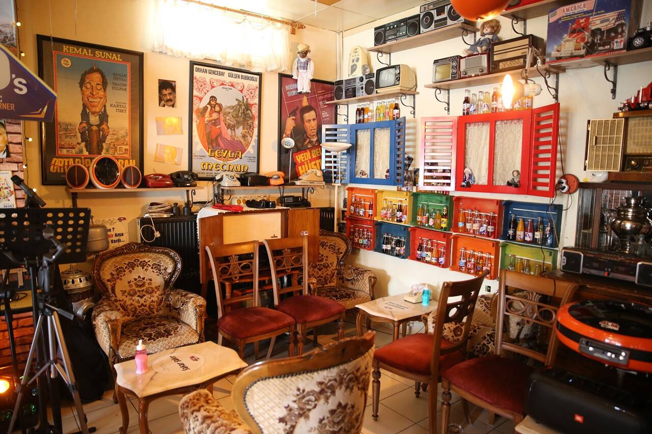 aa-20240619-34917252-34917244-konyada-mahalle-arasindaki-nostaljik-kafe-ziyaretcilerini-maziye-goturuyor.jpg