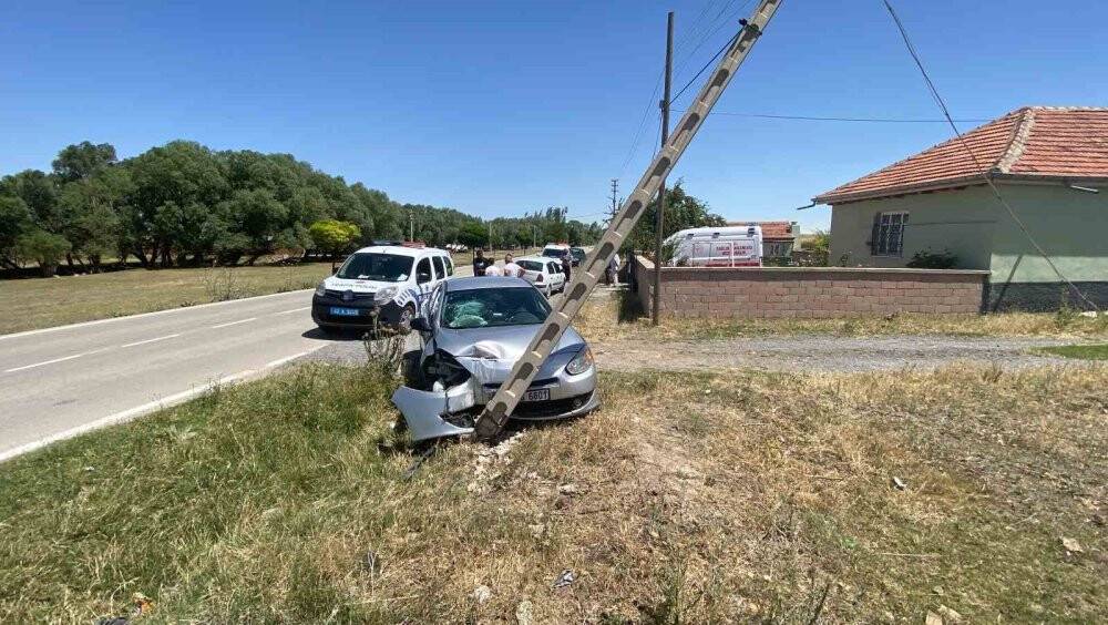 Konya’da otomobil direğe çarptı: 3 yaralı